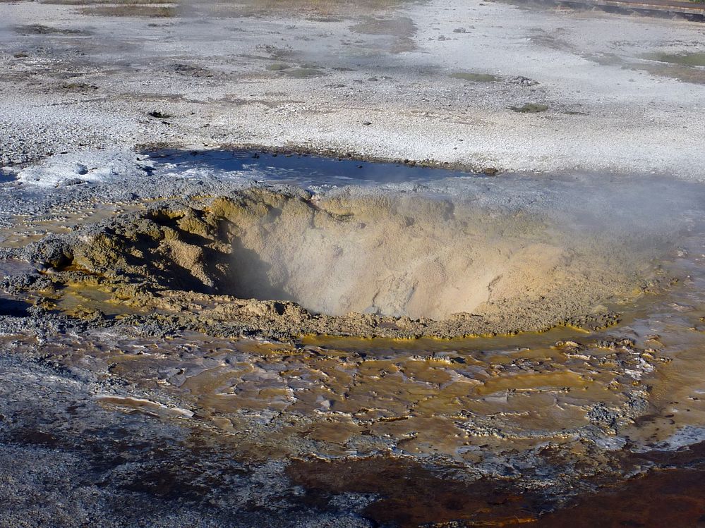 Yellowstone Biscuit basin (20).JPG